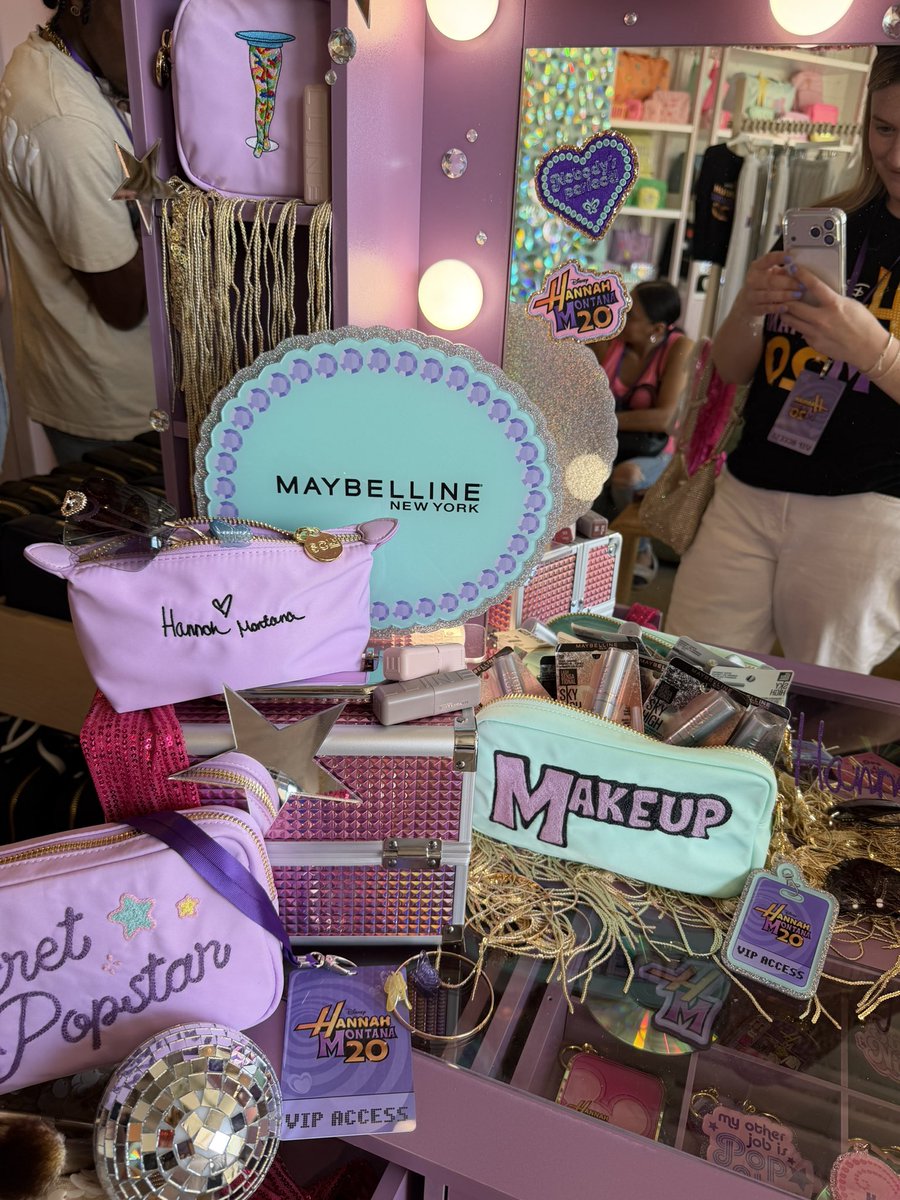 Miley Analytics tweet media