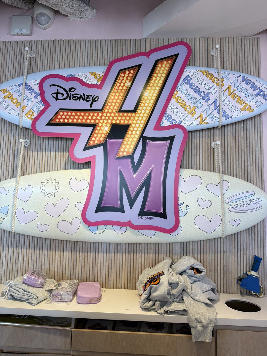 Miley Analytics tweet media