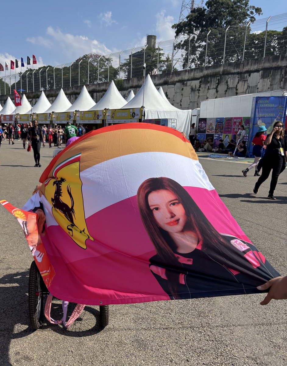O gente, e a sana do twice que ta no Lollapalooza
