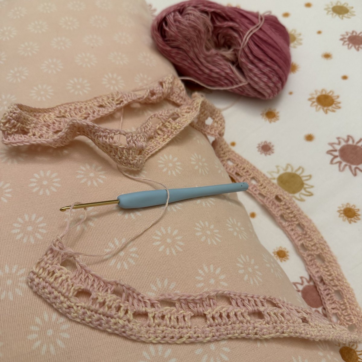 notpoos's tweet image. Let’s see how long it takes me to complete this project! Back to basics 😌

#Day1 #Crochet