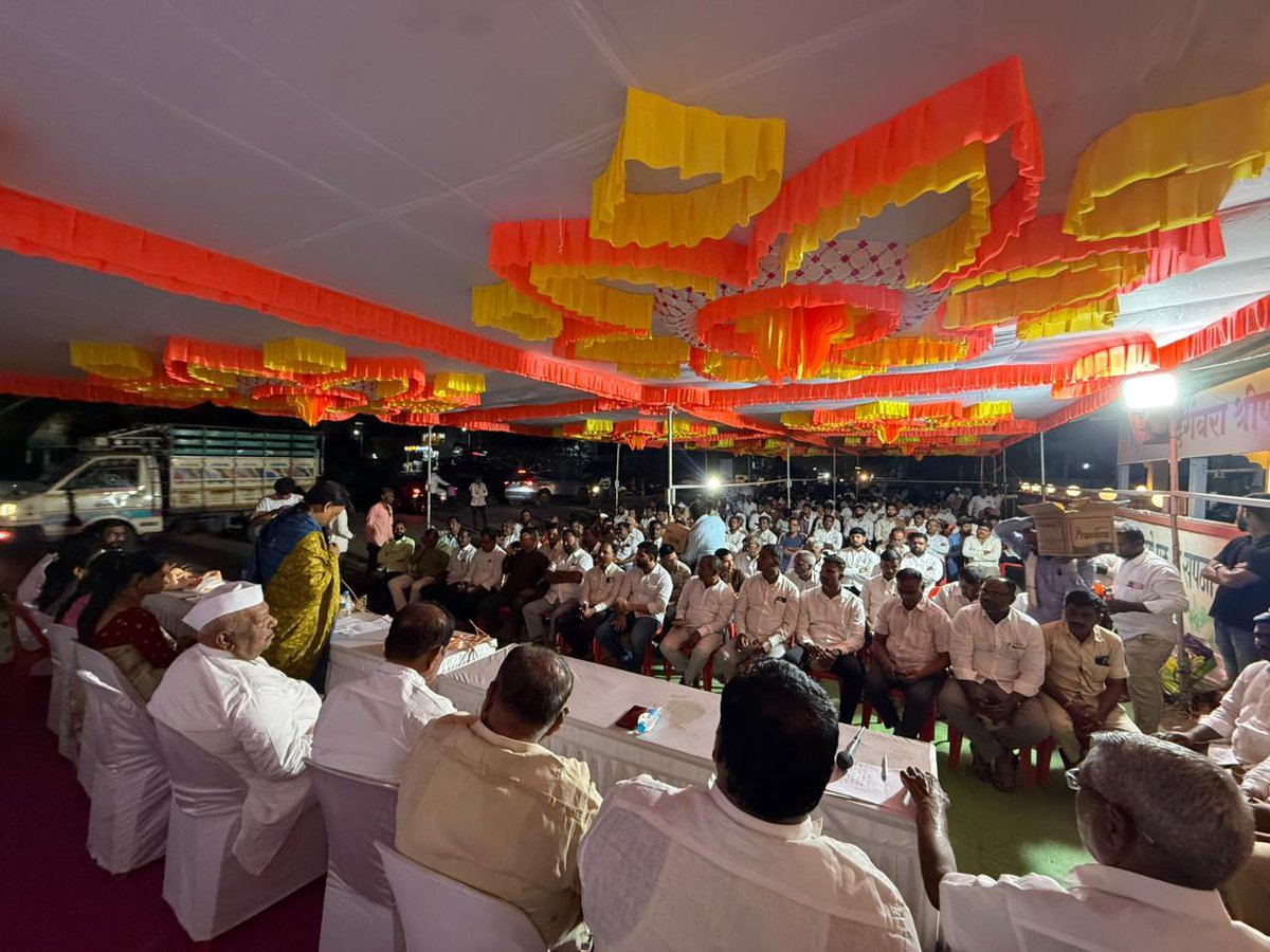 Rajale_Monica's tweet photo. 📍 शेवगाव | 🗓️ २१ मार्च २०२६

#विकासाची_नवी_वाट

केंद्रीय मार्ग निधी (3054) अंतर्गत शेवगाव–आखेगाव–कोरडगाव–भगवानगड (प्र.जि.मा. 38) या अत्यंत महत्त्वाच्या रस्त्याच्या रुंदीकरण व सुधारणा कामाचा शुभारंभ आज उत्साहपूर्ण वातावरणात संपन्न झाला.

केंद्रीय मंत्री मा. नितीन गडकरी साहेब यांच्या दूरदृष्टीतून व राज्याचे लोकप्रिय मुख्यमंत्री मा. देवेंद्र फडणवीस साहेब यांच्या सक्षम नेतृत्वाखाली या कामासाठी तब्बल १५ कोटी रुपयांचा भरीव निधी मंजूर झाला, याबद्दल त्यांचे मनःपूर्वक आभार.

शेवगाव तालुक्याच्या दृष्टीने हा रस्ता केवळ दळणवळणाचा मार्ग नसून शेतकरी, विद्यार्थी तसेच भगवान गड येथे येणाऱ्या लाखो भाविकांसाठी जीवनवाहिनी ठरणार आहे. या कामामुळे प्रवास अधिक सुरक्षित, जलद आणि सोयीस्कर होऊन स्थानिक अर्थव्यवस्थेला नवी ऊर्जा मिळणार आहे.

ग्रामीण भागाचा सर्वांगीण विकास साधण्यासाठी दर्जेदार रस्त्यांचे जाळे उभारण्याचा आमचा संकल्प असून, शेवगाव-पाथर्डी मतदारसंघाच्या विकासासाठी सातत्याने प्रयत्न सुरूच राहतील, याची ग्वाही देते.

#Shevgaon #RoadDevelopment #Akhegaon #Bhagwangad 

@nitin_gadkari @devendra_fadnavis @bjp4maharashtra