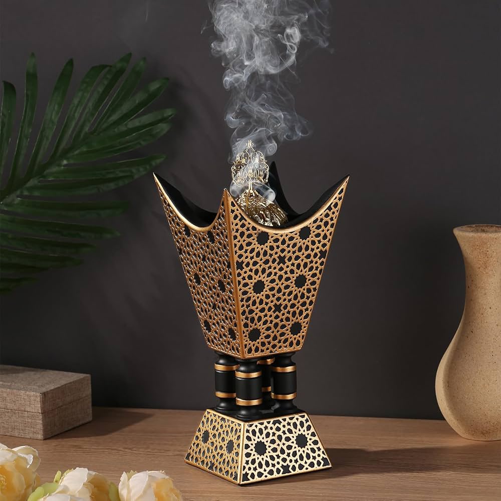 ..
يحطون كسرة عود في المبخر اليا دار
وهو من كرمه يحط في المبخر اوقيّة
..