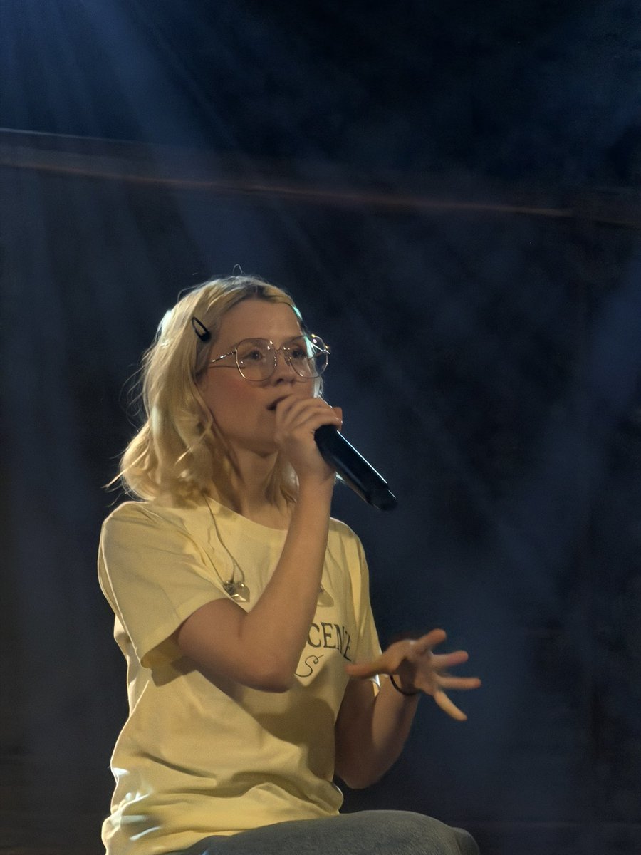 hskluke's tweet photo. maisie answered my question!! i told her that my fav songs from tgw are holy revival, yjabaiktm and there it goes and she claimed questions, girls just flying and kingmaker for me!! πΌπ«π€ #cologne #maisiepeters #beforethebloom #beforethebloomtour #florescence https://t.co/7ETd4L5D9R