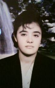 bişeng anık, 17 yaşındaydı. 1992 yılında cizre’de newroz günü gözaltına alındı. üç gün sonra devlet aileye bişeng’in cansız bedenini teslim etti. sırtı jiletlenmiş, ayak tabanları kesilmiş, kafasına polis silahıyla sıkılmış bir halde. dönemin valisi, “nezaretteki yastığın altında