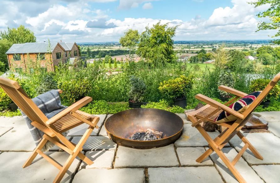 TheHolidayCots's tweet image. 🌿 Escape to Hillside Cottage 🌿

During their stay, guests can enjoy taking in the stunning views that surround the cottage, creating the perfect setting for a memorable countryside getaway. 🌄

🛏️ Sleeps 12
theholidaycottages.co.uk/Wiltshire/17941

#CountrysideEscape #RuralRetreat #ScenicViews