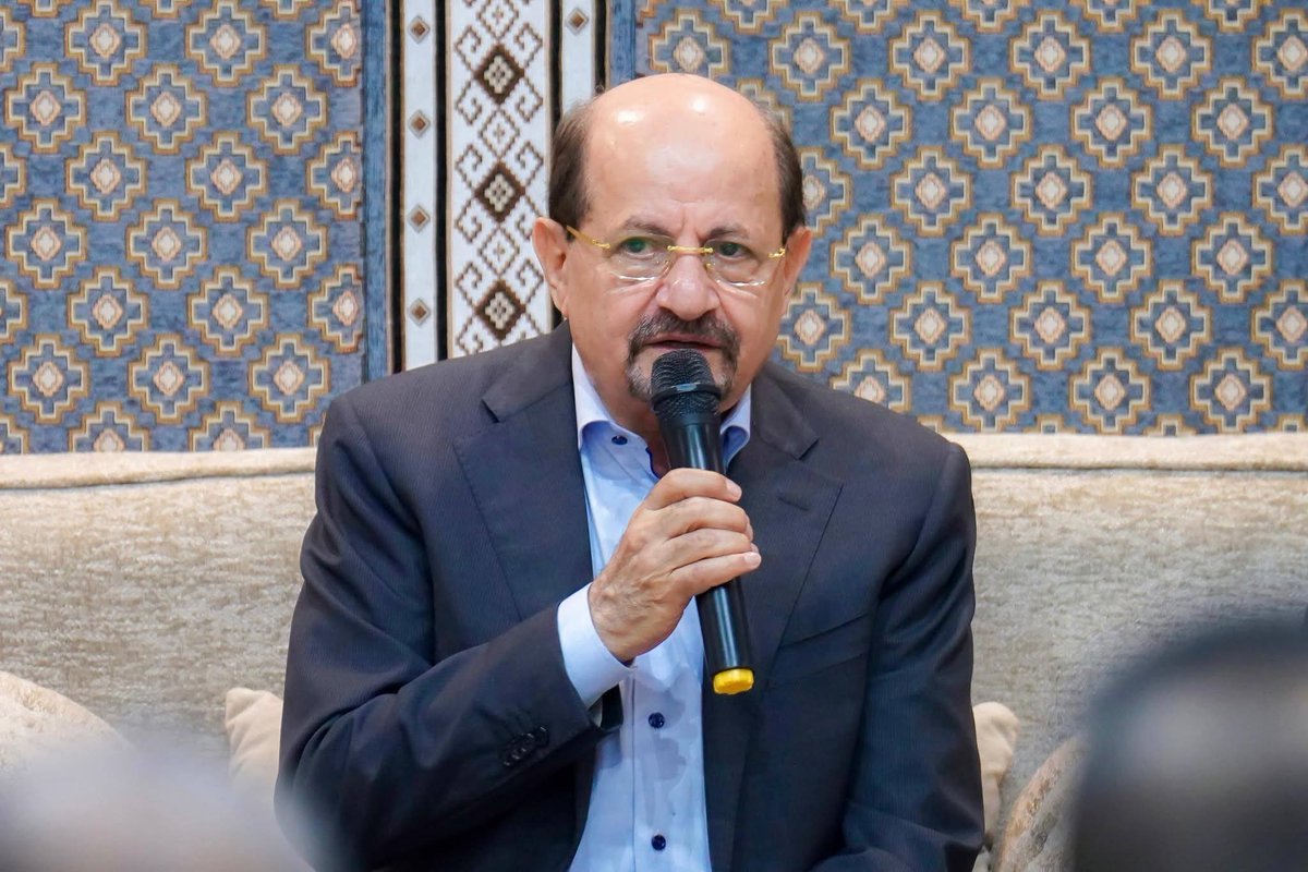 RASEKH1994's tweet photo. دولة رئيس مجلس الوزراء الدكتور شائع محسن الزنداني المحترم،

بعد مرور 64 يومًا على صدور قرار تعيينكم، وهي سابقة تُسجّل لأول مرة منذ سبع سنوات يتم فيها تمكين رئيس الوزراء من تشكيل حكومته بصورة كاملة، يلاحظ غياب التحركات التنفيذية الفاعلة التي تلامس احتياجات المواطنين، رغم ما حظيت به حكومتكم من توافق سياسي واسع ودعم إقليمي ملحوظ.

وفي هذا السياق، يبرز استثناء لافت يتمثل في أداء معالي وزير الكهرباء المهندس عدنان الكاف، الذي نجح في إعادة تفعيل المنظومة الإدارية والمالية للمؤسسة العامة للكهرباء، وفرض الالتزام على الفروع بتوريد الإيرادات للادارة العامة بحسب القوانين واللوائح المنظمة لذلك، في خطوة عجزت عن تحقيقها الإدارات السابقة لوزارة الكهرباء.

وعليه، فإن التطلع قائم نحو اتخاذ خطوات عملية وجادة، وفي مقدمتها استكمال مشروع القرار الذي كان قيد الإصدار في عهد رئيس الوزراء السابق سالم بن بريك، والمتعلق بإعادة تقييم وتنظيم عمل الوحدات الاقتصادية. ويُتوقع أن يسهم هذا الإجراء في تعزيز موارد الموازنة العامة للدولة من خلال الاستفادة من فائض أرباح الوحدات المستقلة، وفقًا لأحكام القانون رقم (35) لسنة 1991 بشأن الهيئات والمؤسسات العامة، إضافة إلى إعادة الانضباط الإداري والمالي، وتوحيد الإيرادات ضمن أوعية مركزية تتبع الإدارات العامة.

إن الآمال معقودة على قيادتكم لاتخاذ ما يلزم من إجراءات تخدم المصلحة العامة، وتسهم في تحسين الأداء الحكومي بما ينعكس إيجابًا على حياة المواطنين.

وفقكم الله لما فيه خير البلاد والعباد.