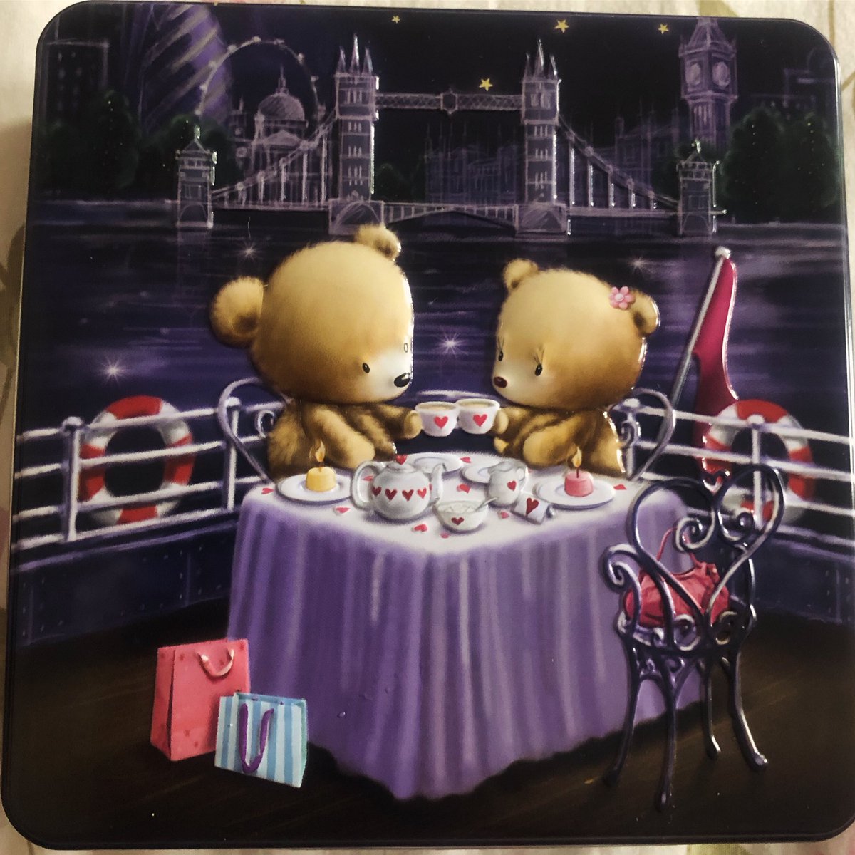 HelenaNenaChic's tweet image. Meu marido me deu de presente🎁esses biscoitos🍪 pela caixa dos teddy bears🧸🧸em Londres UK🇬🇧 os biscoitos 🍪 ninguém come e fico com a caixa 📦 que ameeeeei ! Marido é tão poético e romântico💕from #denmark🇩🇰 #importados #movimentoloveisalive #spreadlove❤️ #teddybear ❤️‍🔥🇧🇷🧸🧸