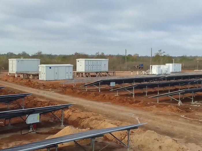 DTCCLasTunas's tweet image. 🇨🇺#CubaAvanza 
El nuevo parque Fotovoltaico, emplazado en nuestro municipio Amancio Rodriguez avanza. Con baterías capaces de acumular energía,  nuestro territorio aporta a la solución con resistencia creativa.
#PetrolerosPorCuba 
#CubaVencerá 
#ENCC 
#Cuba