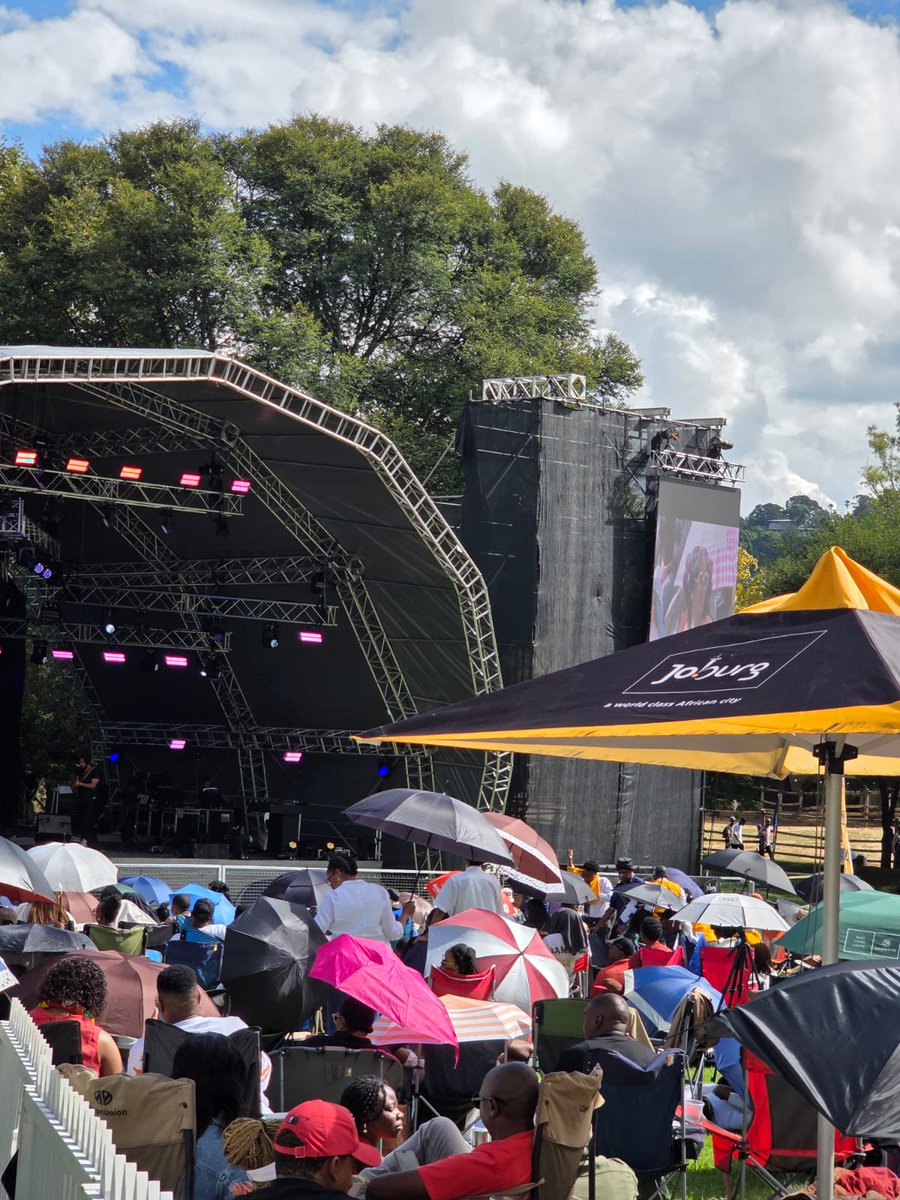 visitjoburg's tweet photo. Today Joburg gathered in full spirit-families, friends, and music lovers all celebrating Human Rights Day under the glow of @officialjazzinthelights. A perfect blend of culture, freedom and sound #welcome2joburg #visitworkplay #visitjoburg  #JazzInTheLights #artsalive https://t.co/WVelIGzl7R