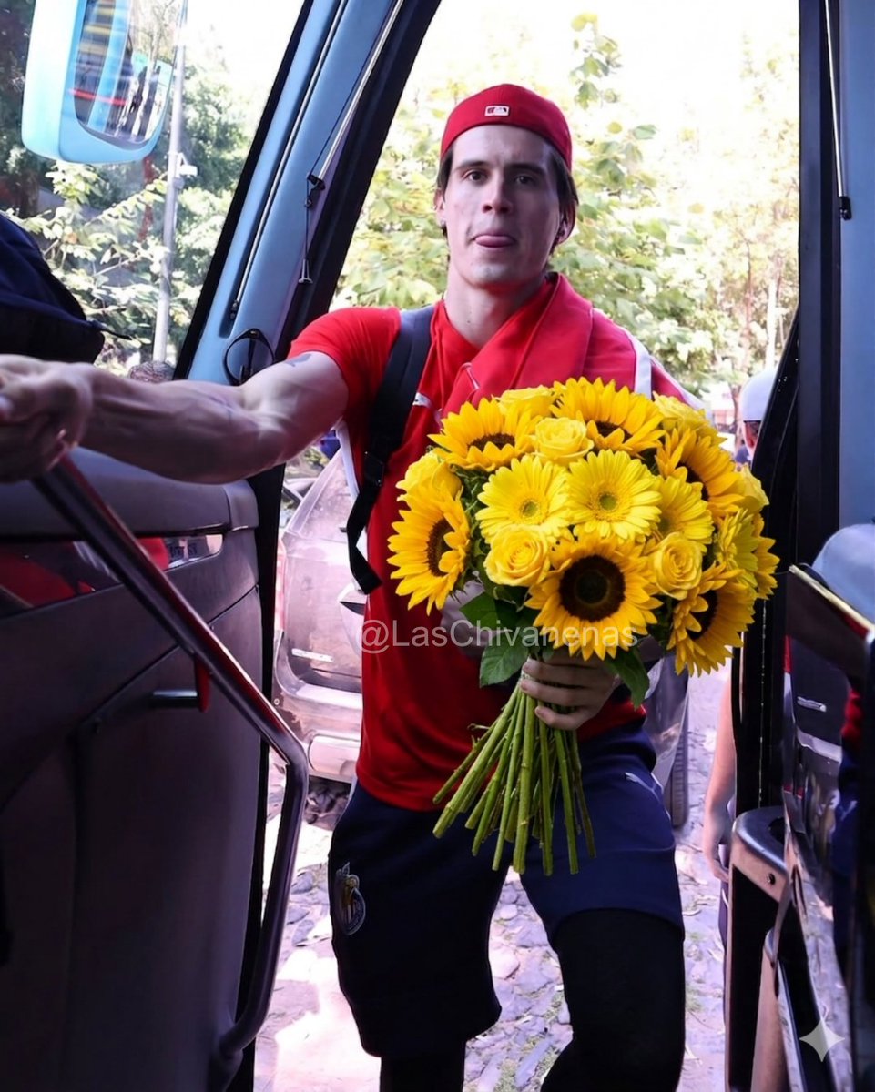 LasChivanenas's tweet photo. Una Chivanena merece siempre sus flores amarillas, y Diego Campillo lo sabe. 😍💛🌼

¡Nunca espectadoras!

 #LasChivanenas @Chivas https://t.co/l9pOW4QVHr