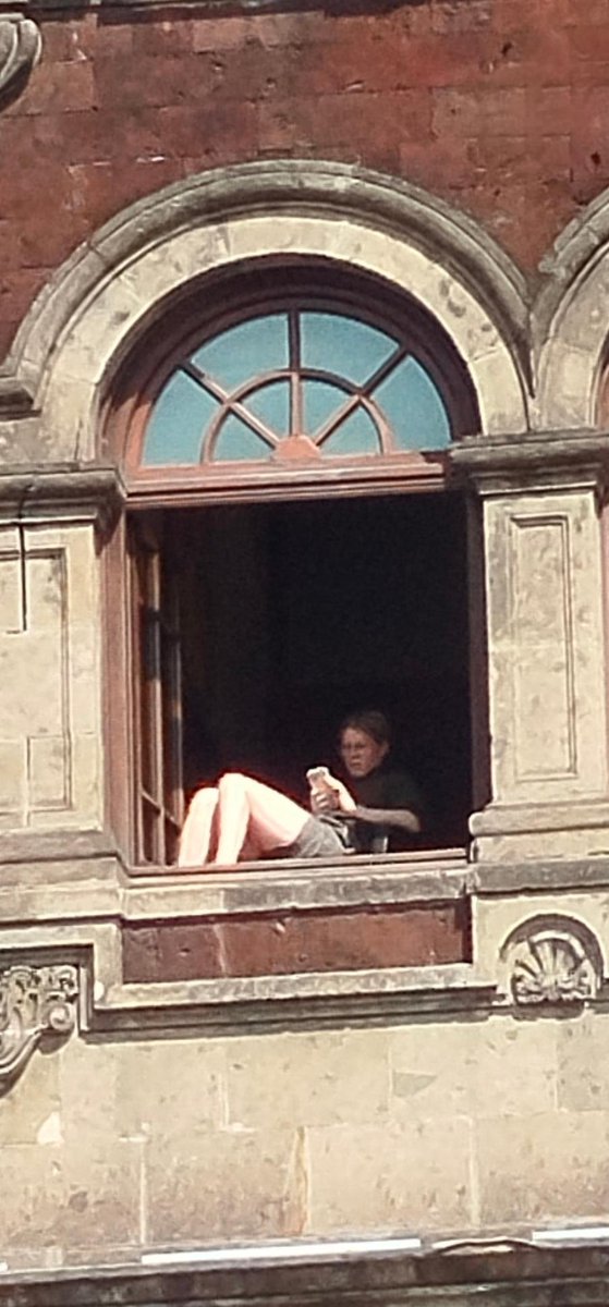 Me enviaron esta foto de la mujer que está asoleando sus piernas en una ventana de Palacio Nacional.

Para la ciudadanía, el acceso está restringido; para la nueva mafia en el poder, no.

👇