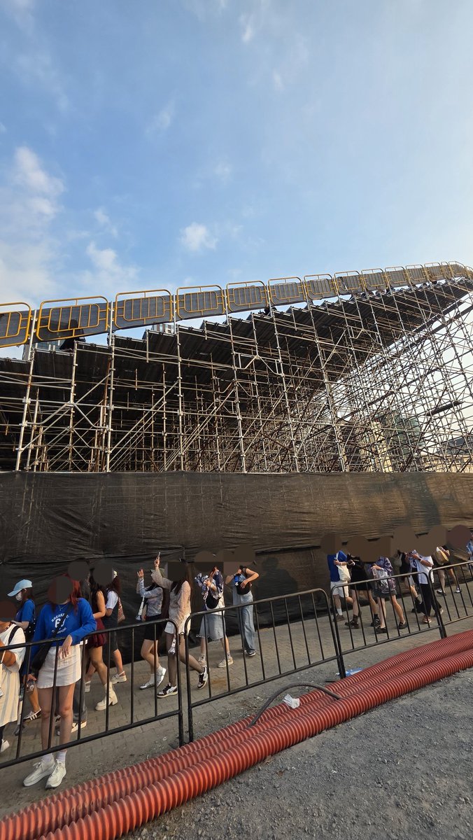 ความสูงแถวแรกคือตึกหรือบ้าน2ชั้นได้ เขาทำให้สูงกว่าหลังคาFOH แค่จังหวะโยกแท่งไฟเบาๆทั้งสแตนยังสั่นหน่อยๆคือนั่งเกร็งทั้งคอน ยิ่งเพลงเร็วเพลงมันๆโยกสั่นแรงมากๆๆ สวดมนต์รอแล้วใจจะวาย  แต่โครงสร้างแน่นดูแข็งแรงกว่าที่ไทยที่เคยนั่งมา แต่ก็สูงและสั่นอยู่ดี 🥲