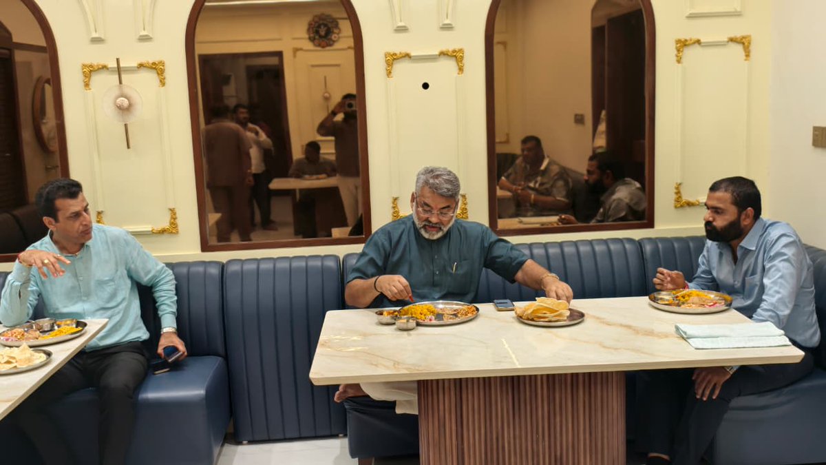 દ્વારકા પંથક માં તુવેર દાળ ની ખીચડી અને ઓસામણ ખુબ સ્વાદિષ્ટ અને પ્રખ્યાત હોય છે  કિશન વાયડા ને ત્યાં ભોજન પ્રસાદ નો લાભ લીધો. 
#dwarkapeetham