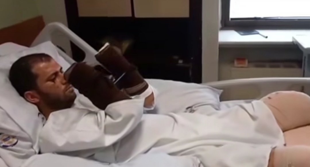 سلبریتی مردم ایران ایشونه
که پای لانچر موشک خورده 
هر دو دست و هر دو پایش قطع شده
فقط ۲۲ سال سن دارد.

 برای مدافعان کشور، خیلی دعا کنید🤲