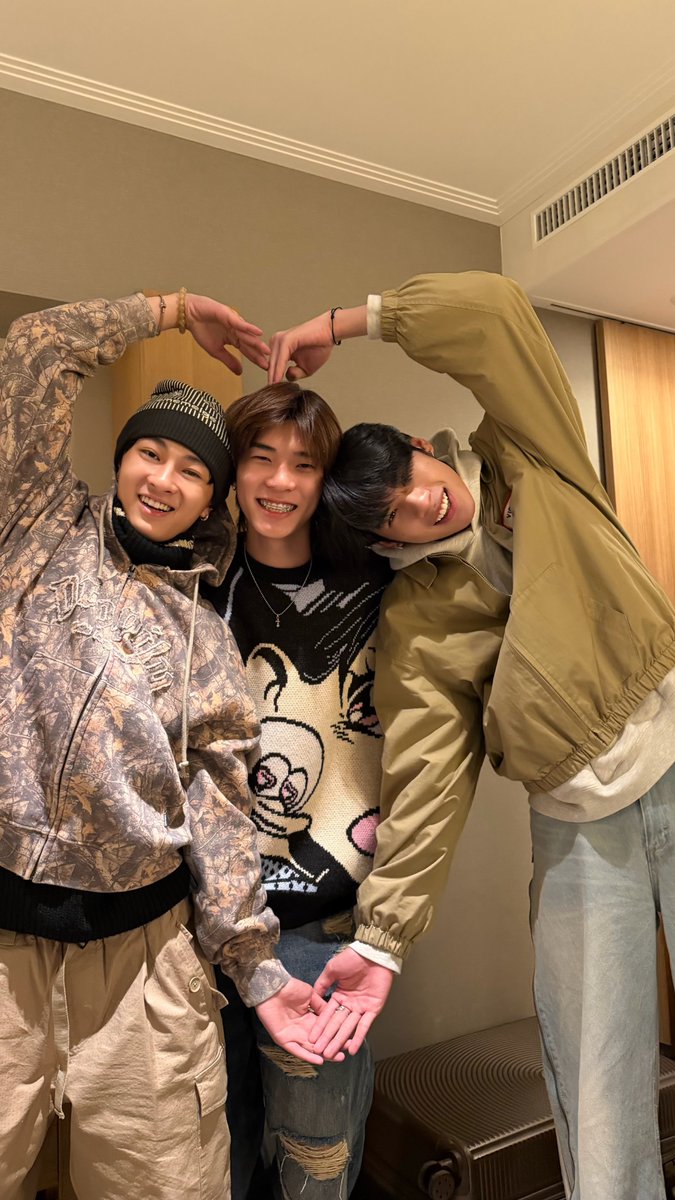 nakanisnakan's tweet image. 3 soldier tiger เอ็นดูวว~ รักกันดีตีกันตุยยยทั้งเรื่อง 🫶

DUANG WITH YOU EP8
#ด้วงกับเธอEP8