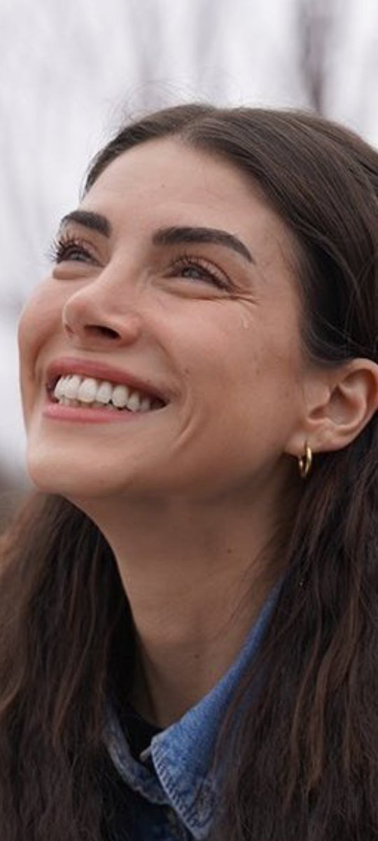 Bi şey diyecem gülmekten gözünden yaş gelmiş neye güldünüz bu kadar çok merak ettim 🥹