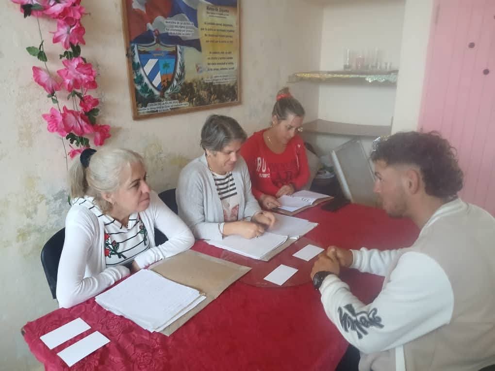Seguimos apostando por la educación desde el corazón.  ❤️ 📚
Selección y entrega de boletas a estudiantes de 4to año de la Escuela Pedagógica. 
 #VocaciónQueInspira #EducaciónVillaClara
