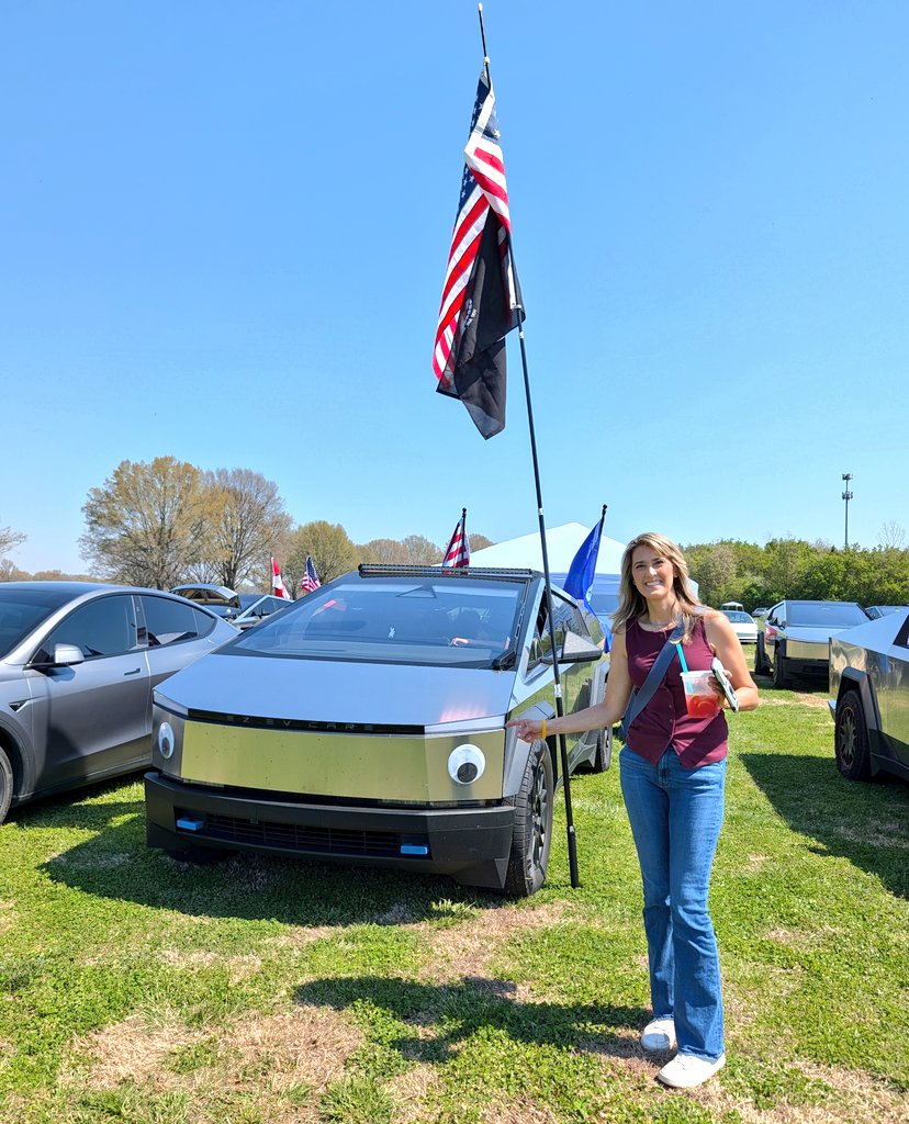 MissGoElectric's tweet photo. It's a beautiful day for the @ChatCharge 😍

All the vendors were powered by the EVs on site and there were awesome wraps and custom mods on a ton of @Tesla vehicles here! (My favorite was the googly eyes 🤪)

Plus they have some speaker sessions so we had to sit in on @JoshWest247's talk about EV road trip adventures⚡

We are hoping to make it back tonight to see the light show too 🤓