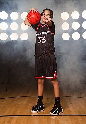 MSEProspects's tweet photo. Keep moving forward. Progressive G 2032 Edward Jones III from Michigan has been making a name for himself and improving his skillset by leaps and bounds. Not just on the court, but also off it as a multitalented and articulate prospect who is the X-factor. https://t.co/oG9yZNBfEe https://t.co/BHTIz6r2nj