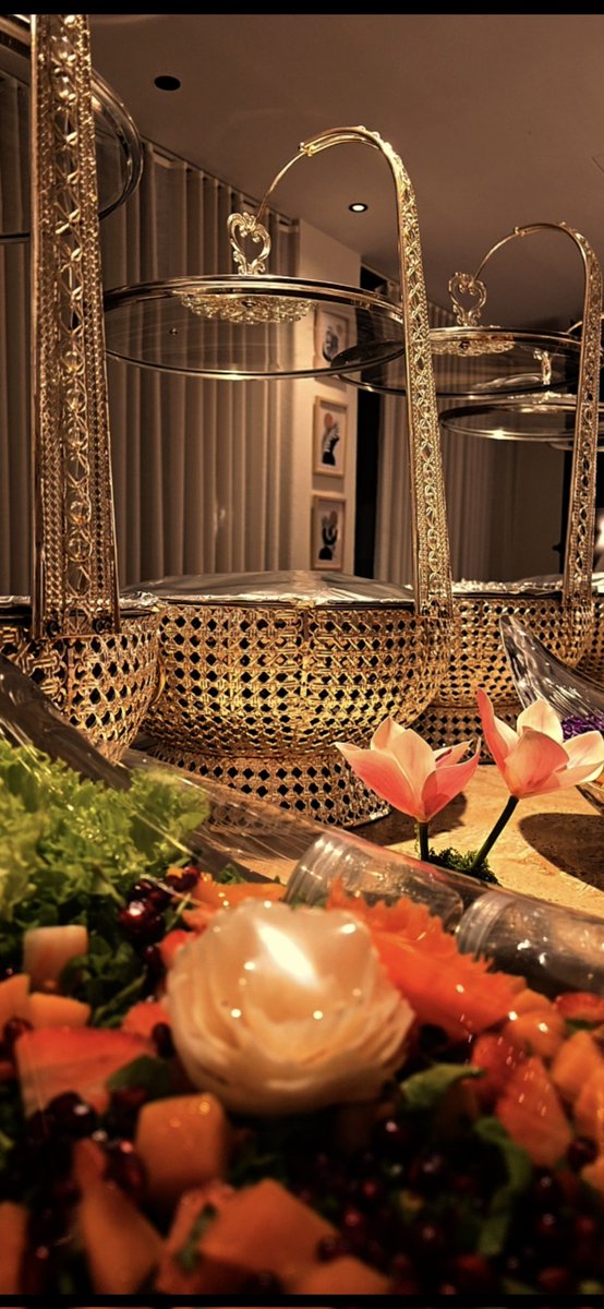 ALOtaiba40's tweet photo. #عساكم_من_عوادة
@almthaq_ 
صراحةً كل الشكر والتقدير للشيف دلال العنزي على شغلها اللي يفتح النفس قبل العين. طبخها دايم فيه لمسة خاصة، تجمع بين الطعم الأصيل والابتكار بطريقة تخلي الواحد يرجع له مرّة ومرّتين. واضح الشغف في كل طبق تقدمه، من التفاصيل الصغيرة لين الشكل النهائي المرتّب. الله يعطيها العافية، تستاهل كل الثناء على إبداعها وتميّزها 🌸🧚‍♀️