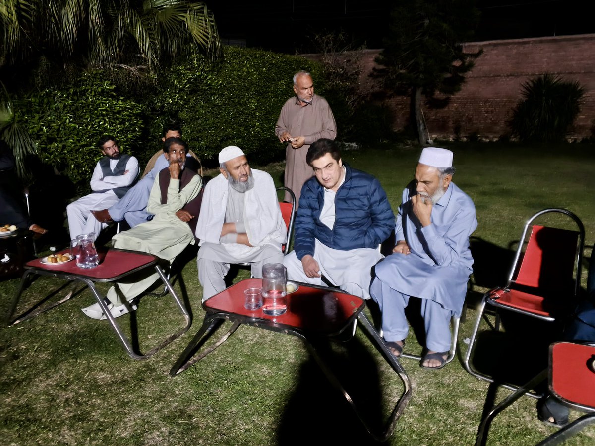 بدرگہ، ملاکنڈ: عیدالفطر کے پہلے روز پاکستان پیپلز پارٹی خیبرپختونخوا کے صوبائی صدر سید محمد علی شاہ باچا کی رہائش گاہ پر عید ملنے والوں کا تانتا بندھا رہا، جہاں مختلف اضلاع سے تعلق رکھنے والے مقامی عمائدین، پارٹی کارکنان اور رہنماؤں نے حاضری دی اور انہیں عید کی مبارکباد پیش کی۔