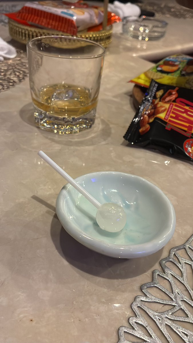 チュッパチャプスをアテに響21年を飲む男が姫路にはいる。