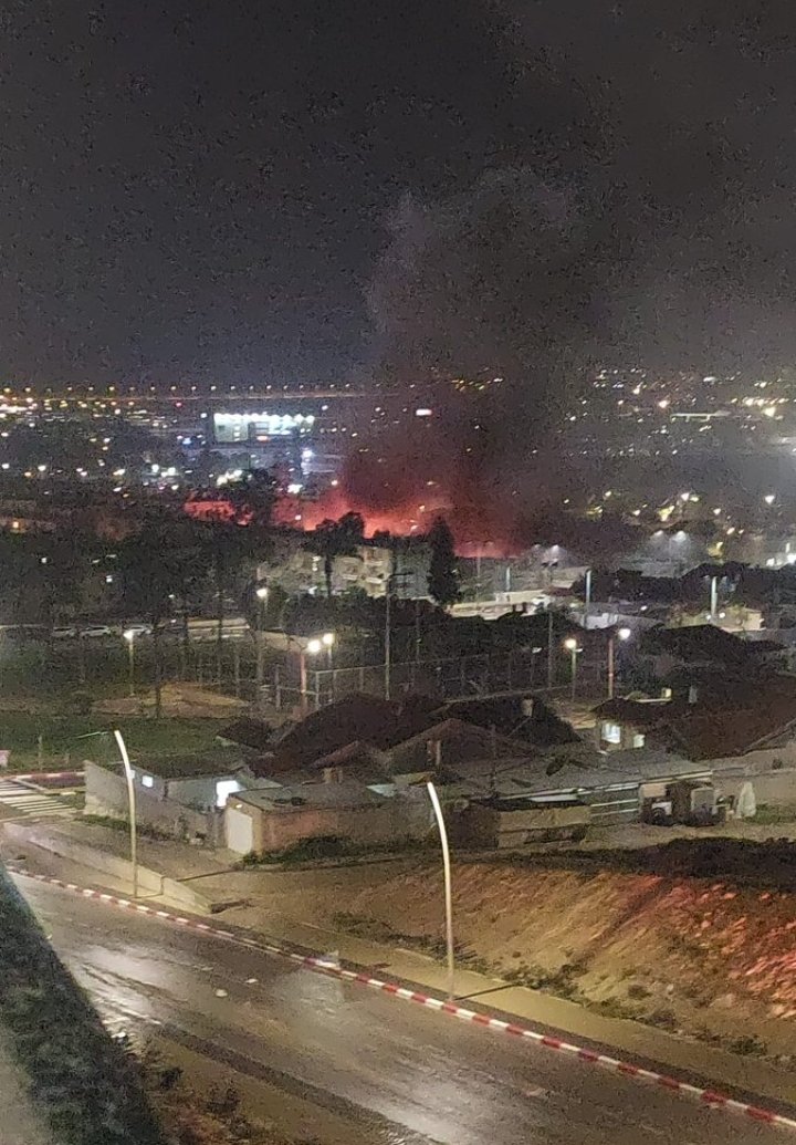 BolKuch's tweet photo. 🇮🇷🚨 Multiple explosions reported in Dimona, Negev.
Dimona is home to Israel's Negev Nuclear Research Center.
#IranIsraelWar https://t.co/bbvWmIhyJd