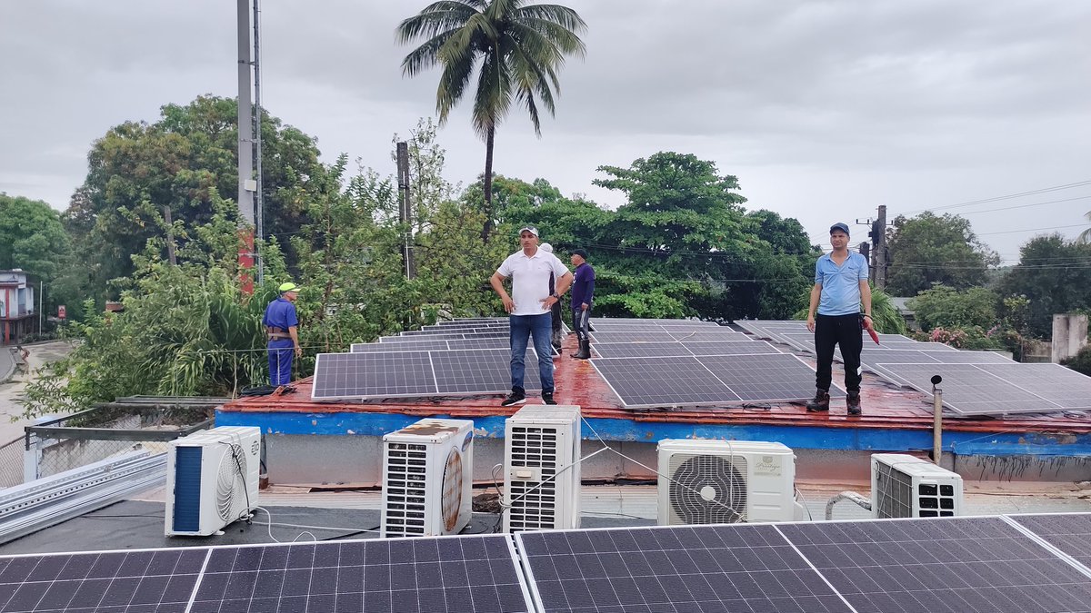 ArielAguilarC2's tweet photo. Inicia en el Centro de Telecomunicaciones Principal de Bartolomé Masó la instalación de paneles solares fotovoltaicos, lo cual permitirá prestar mejor servicio a nuestro pueblo. #ProvinciaGranma @YudelkisOrtizB @BorgesOlivero @ETECSAGranma @OsmelyRosab https://t.co/qdeZLjgRE2