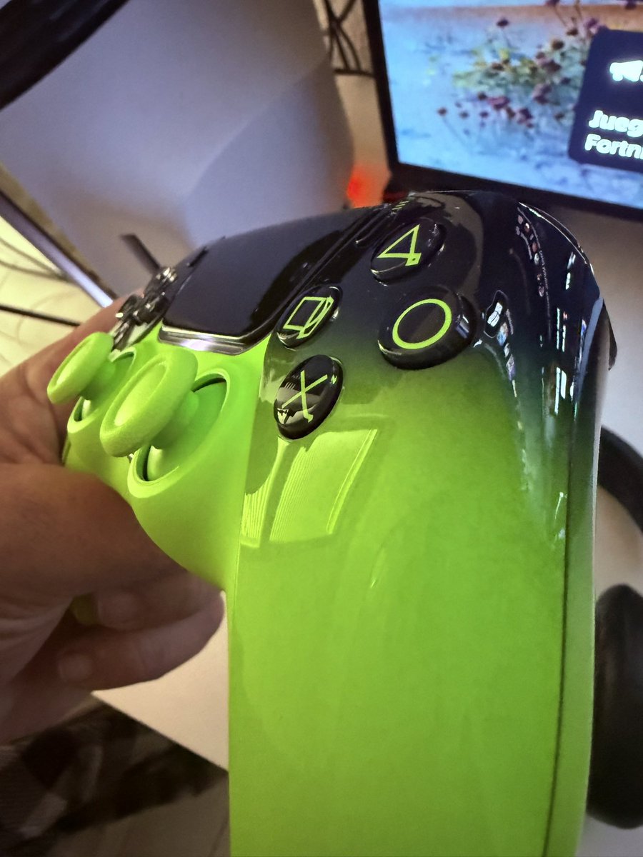 DaniBravoG's tweet photo. Pues ya me llegó, el color es muy bonito y el tacto es una pasada 💚@PlayStation https://t.co/hu8rtMVAOQ