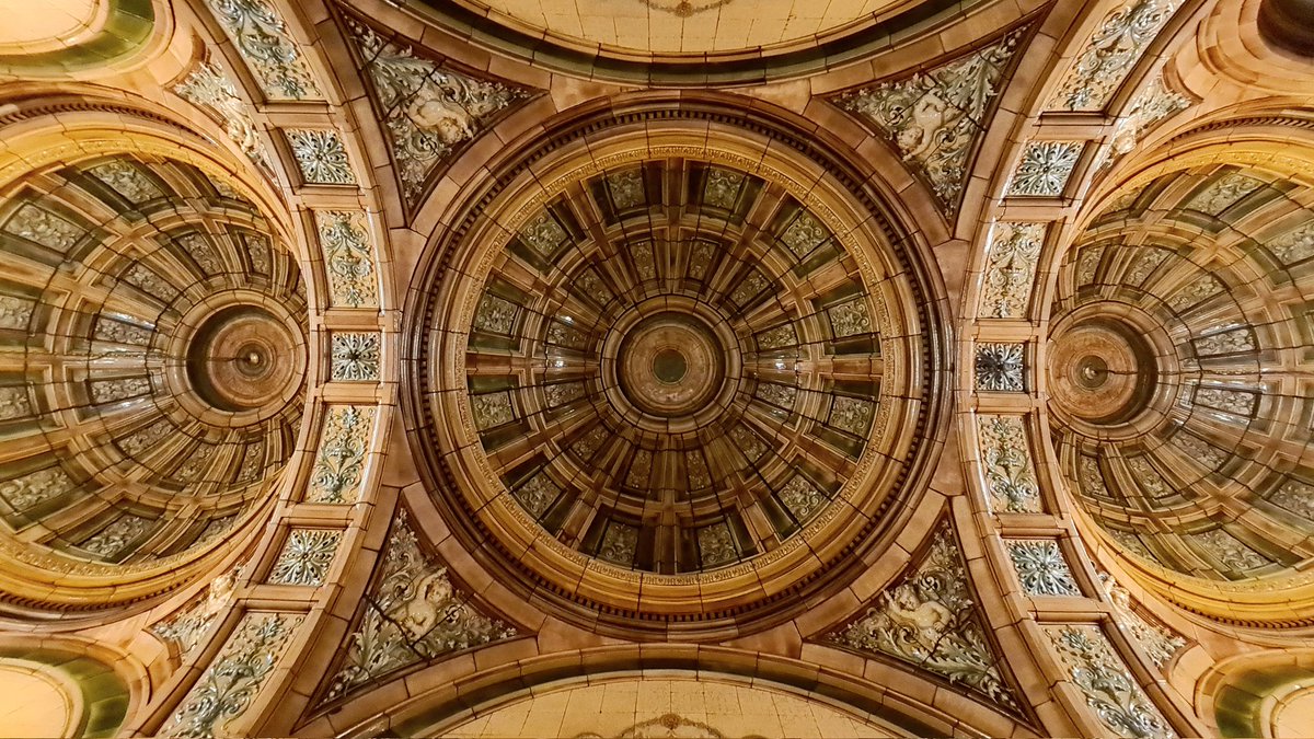 is_glasgow's tweet image. Looking up at the tiled ceiling of the Faience Corridor of Glasgow City Chambers. Crwated in the 1880s, its ten feet wide and one hundred feet long, and every inch of its walls and domed ceilings are adorned with glazed decorative tiles.

#glasgow #ceramics #architecture