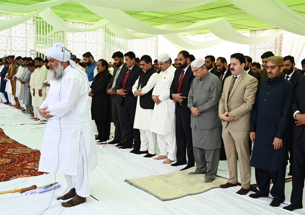 باقی نمازی حتی کہ امام صاحب بھی سفید چادر جو سب کے لئے بچھائی گئی اس پر کھڑے ہیں۔ 
مگر زرداری کے لئے مخمل کا جائے نماز بچھایا گیا۔ 
واہ انکی نماز میں بھی حکمران اور رعایا والا فرق رکھا گیا