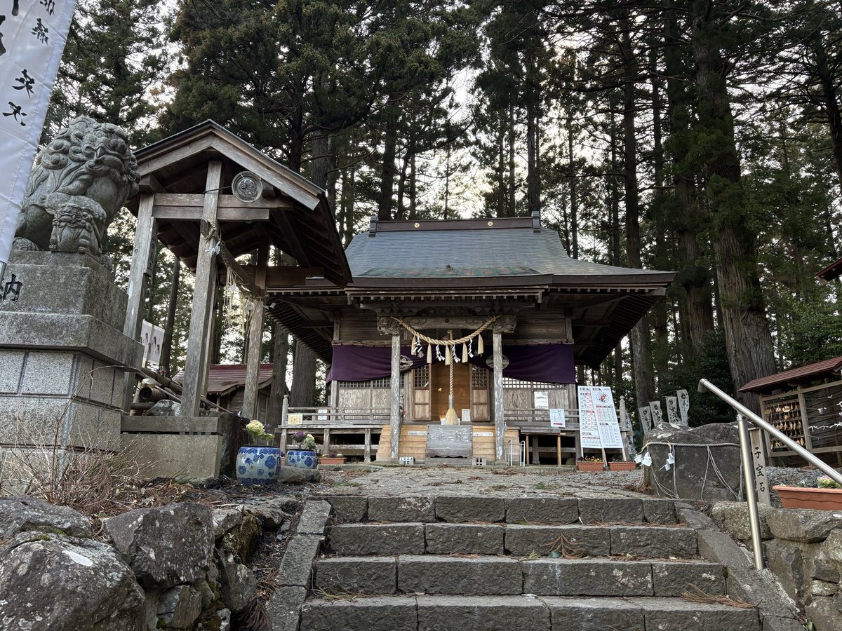 kazane101's tweet photo. 坪沼八幡神社
宮城県仙台市太白区坪沼舘前東69

神社の階段を今日はお参りだけで御朱印は間に合わないかな？と思いながら必死に登りました😅
神社の方が授与品を片付けていたのですが、御朱印を受け付けてくださって本当にありがとうございます🙏

#坪沼八幡神社
#坪沼八幡神社御朱印 https://t.co/nfEpJQZoDe