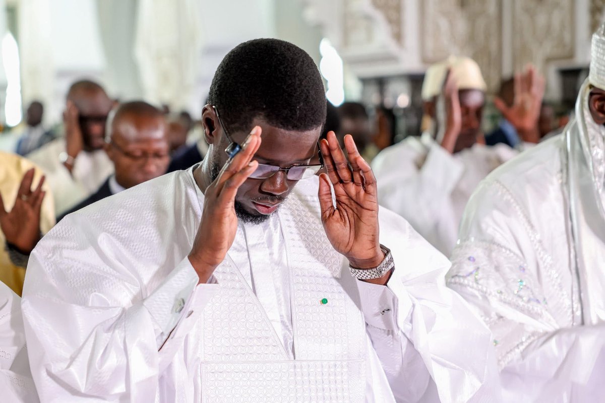 BoubacarDi48028's tweet photo. Le Président de la République, Son Excellence Bassirou Diomaye Faye, a effectué, ce samedi 21 mars 2026, la prière de l’Aïd el-Fitr à la Grande Mosquée de Dakar, en présence de nombreuses autorités et de représentants du corps diplomatique.
@PR_Diomaye https://t.co/YjLqJ5irOq