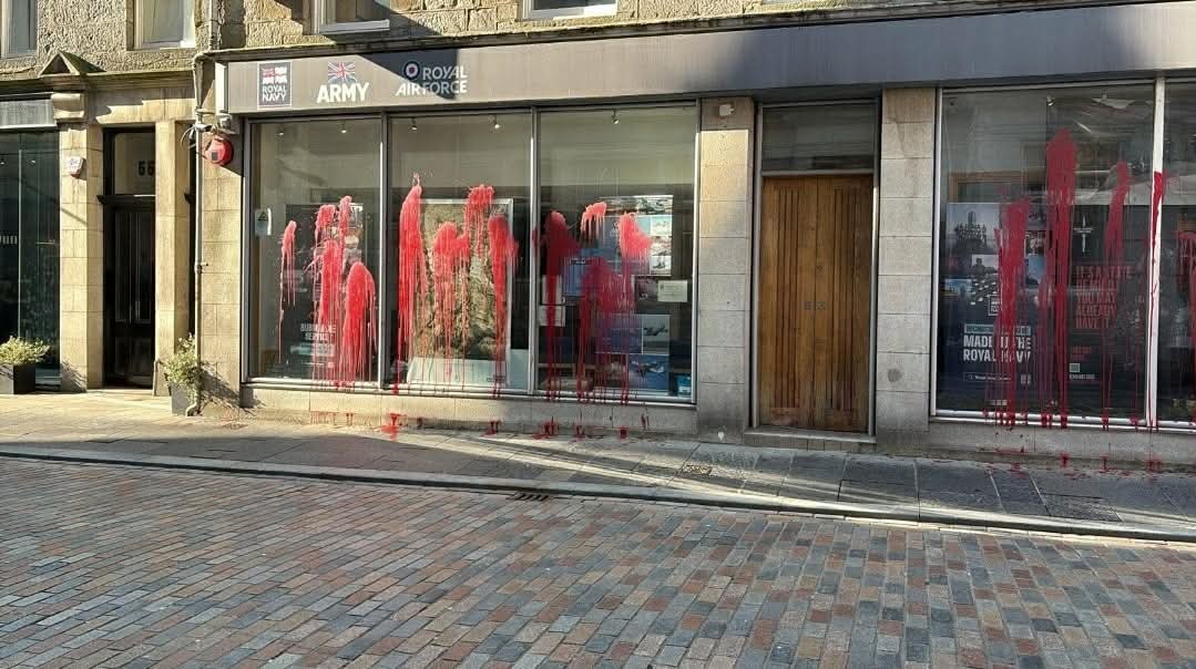 ShireTax's tweet image. Had this been the handiwork of the "Far Right" all hell would have broken loose! But no, this crime is the handiwork of Left Extremists; who,
incapable of raising their argument raise....their paintpots. 
#Woke #Extremists #Vandals 
#BelmontStreet #Aberdeen #ArmyRecruitment