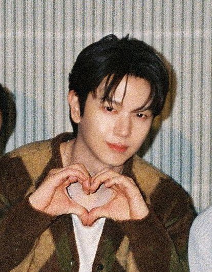 나 육성재 너무 잘 컸다 미남 ㅠㅠ 이랬는데
형아들 사이에 있으니까 또 막내 아깽이야