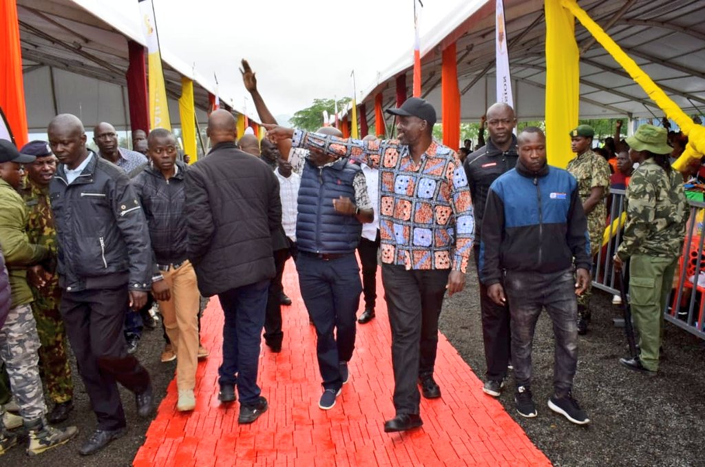 NicolasGumbo's tweet photo. Honoured to join Their Excellencies William Ruto &amp; Yoweri Museveni for the launch of the Kisumu–Malaba section of the SGR.

This milestone project marks a significant step forward in strengthening regional connectivity &amp; unlocking economic opportunities across the Lake Region.1/3 https://t.co/hPNqVZlSZ3
