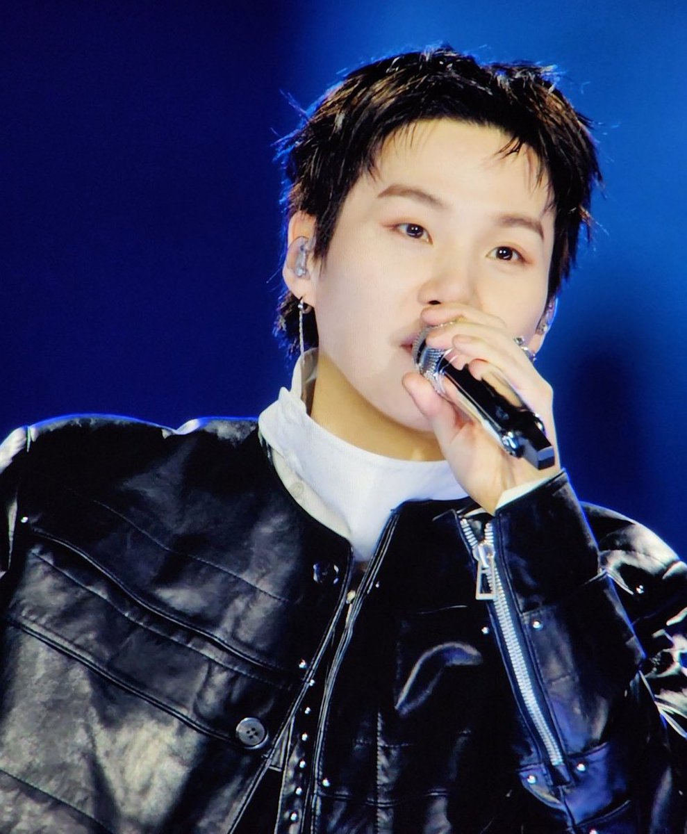 ㅋㅋ귀엽게도 생겼다 아이라인 새침하게 뺐네