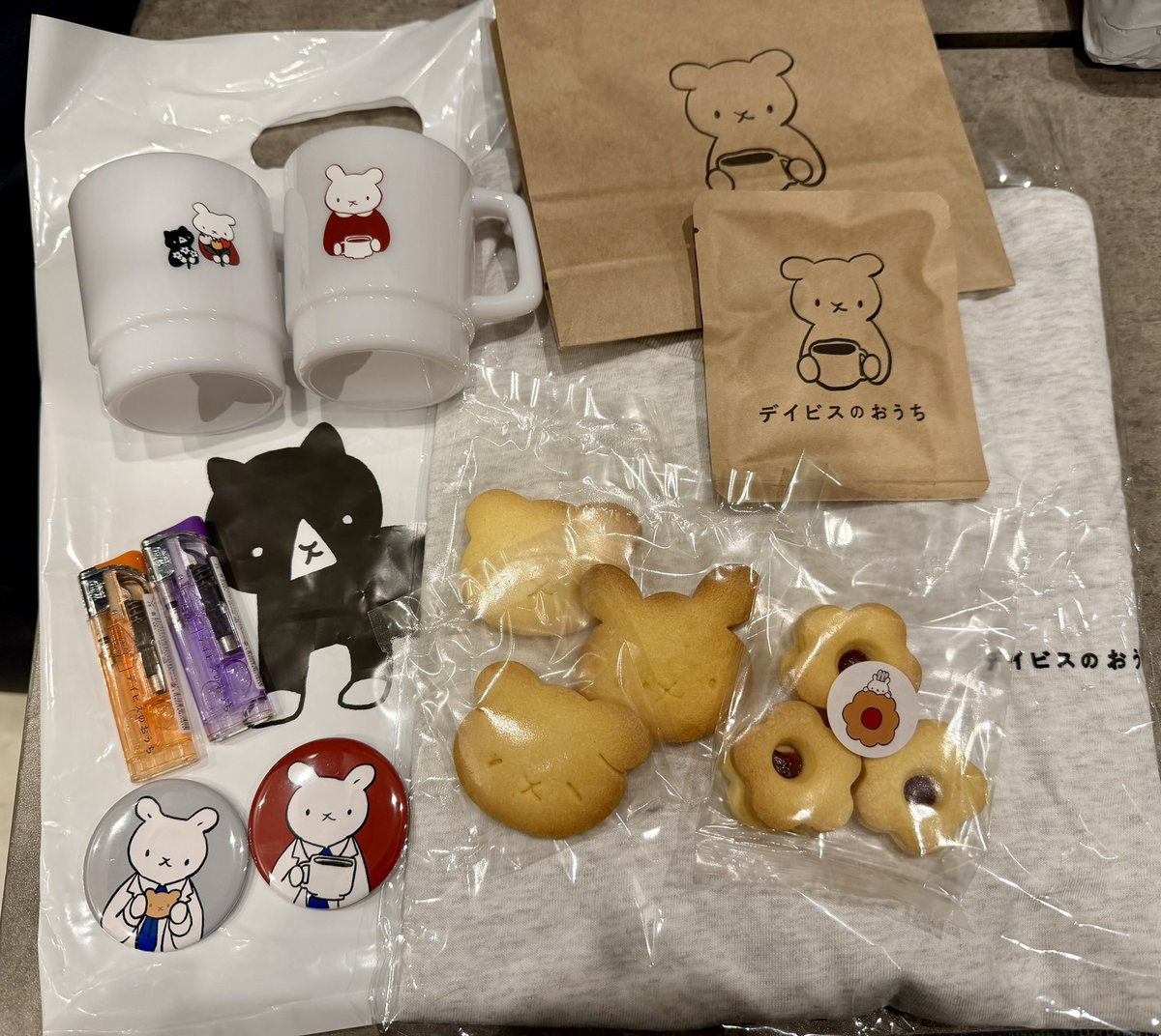 questation3's tweet photo. 【近況】
デイビスのおうちでクッキーとグッズを爆買いするなどした https://t.co/0iqmRb7Eg6