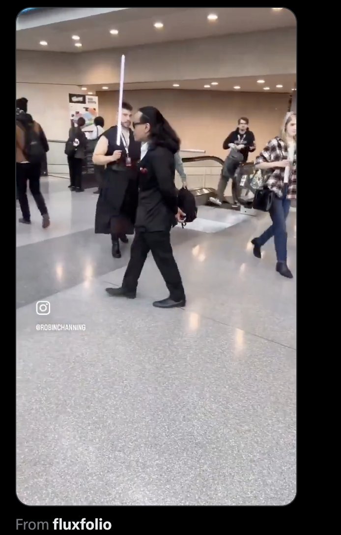 itskingryanx's tweet photo. @NoContextHumans but how did this guy get through security with a light saber https://t.co/j0GMDjEMN0