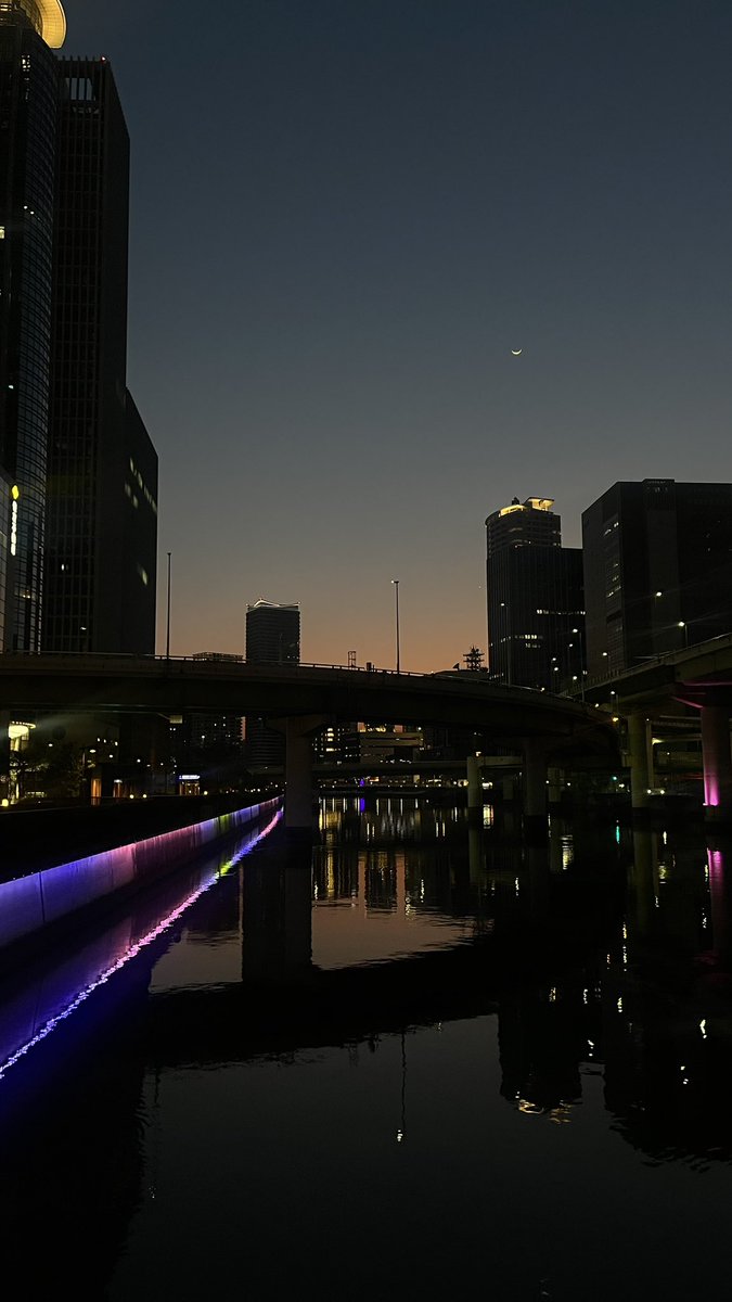 nspa_ys's tweet photo. 今日の中之島の空と
三日月さん🌙
きれいなグラデーションやったな〜

#中之島 https://t.co/ktV6j7zEfT