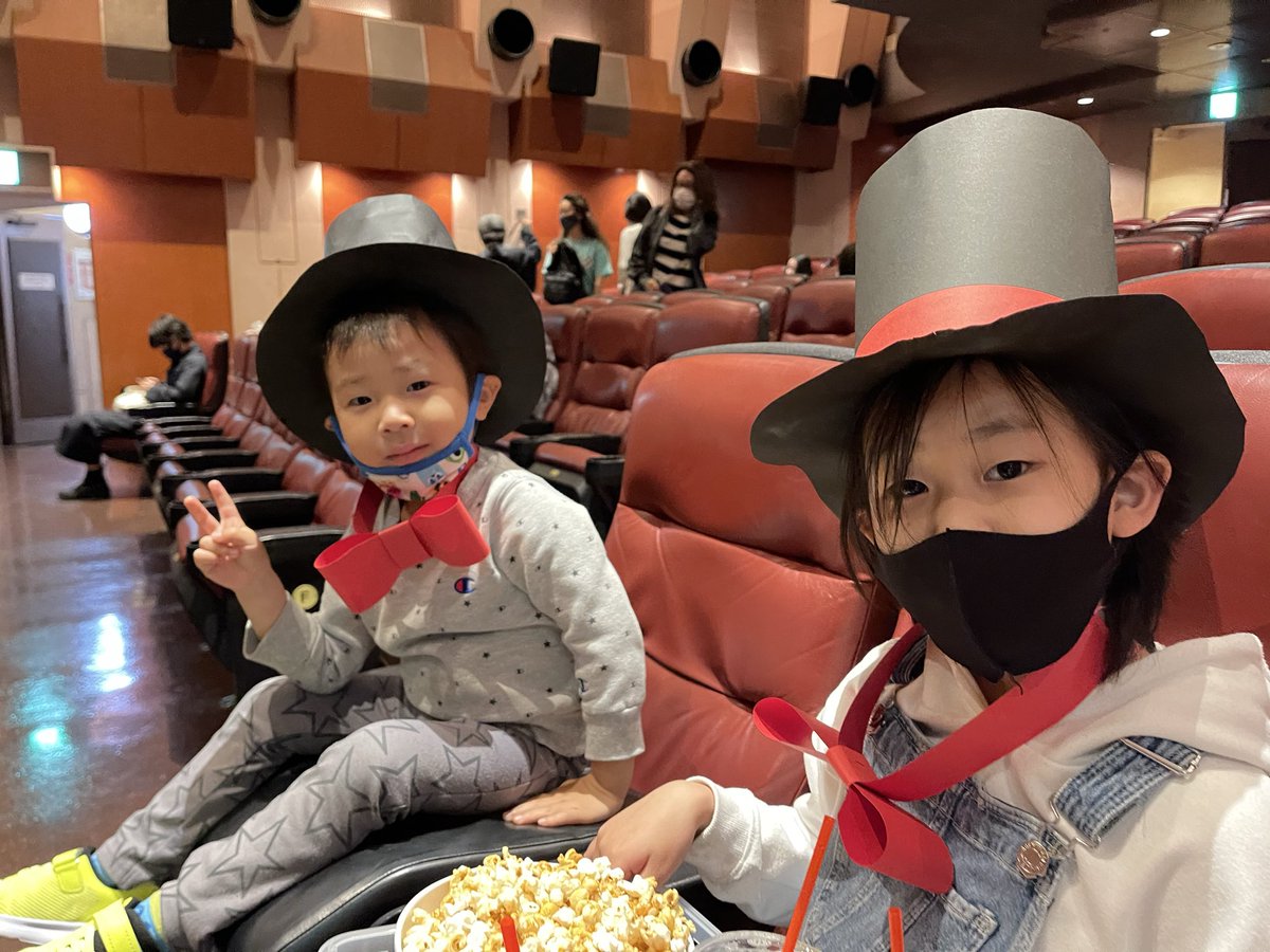 salt0618's tweet photo. 映画を見る気満々なのですが、歌も歌う気満々です。我が家の息子と娘。前作も劇場で大熱唱したのを覚えていて、大好評いただきまして、今回も歌うって言ってますが、大丈夫でしょうか？

＃えんとつ町のプペル
＃西野亮廣
＃写真は前作を渋谷HUMAXシネマで見た時 https://t.co/Grg51d8MiP