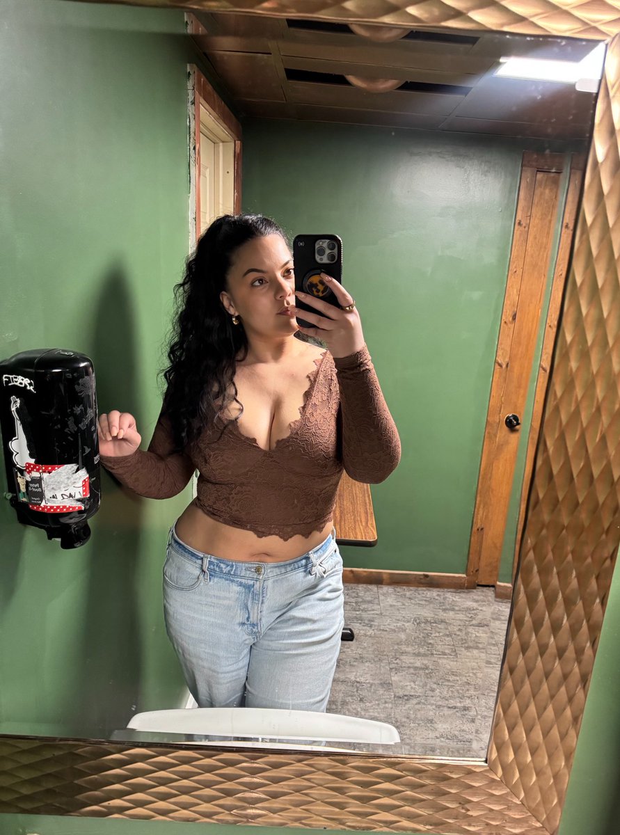 Discount Selena Gomez tweet media