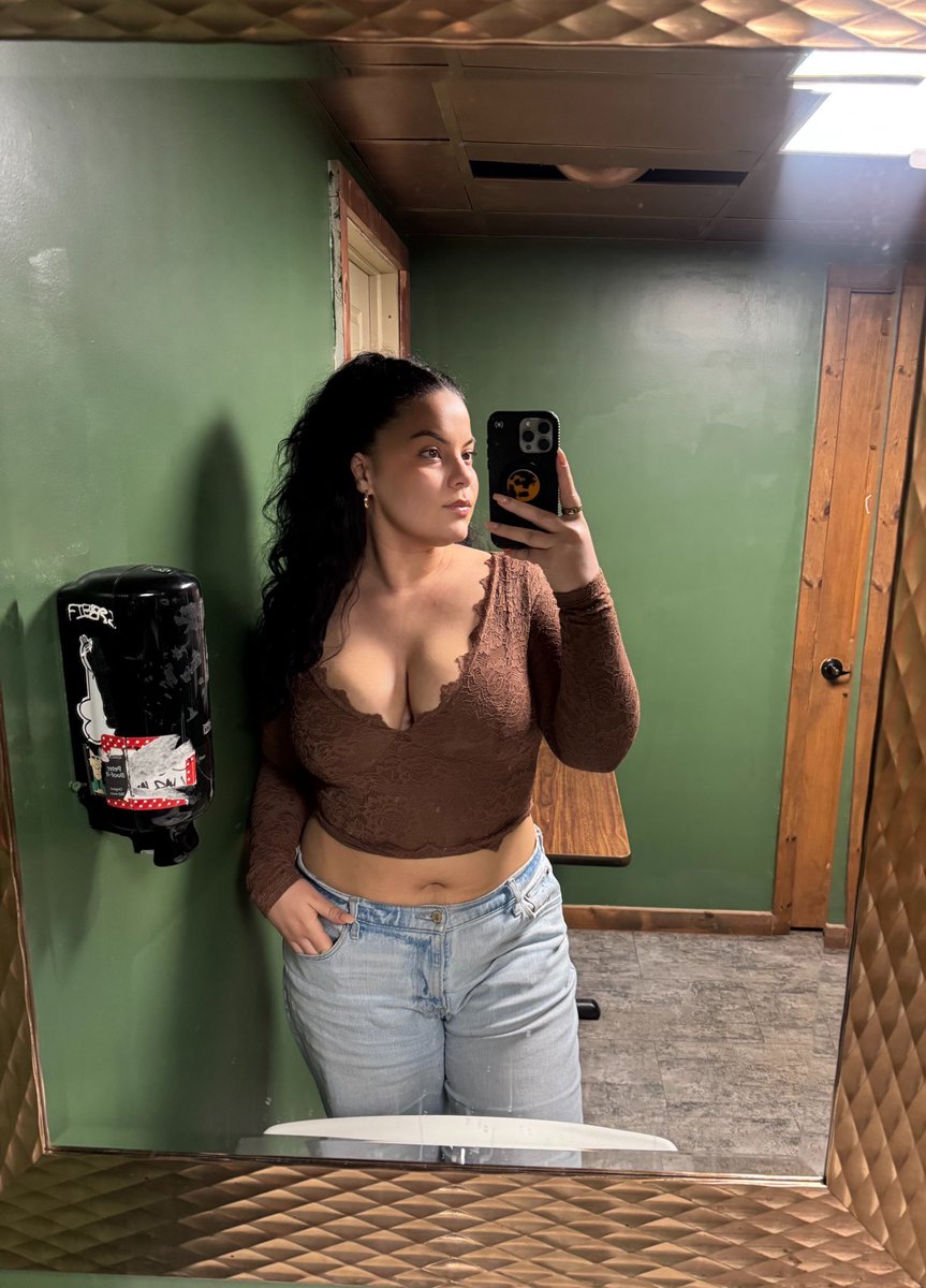 Discount Selena Gomez tweet media