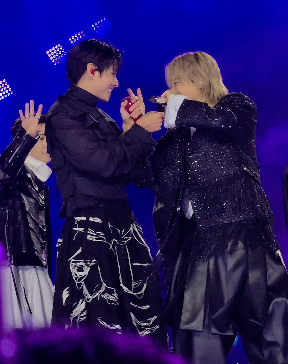 vminnightsky's tweet image. LOOK AT VMIN 😭😭