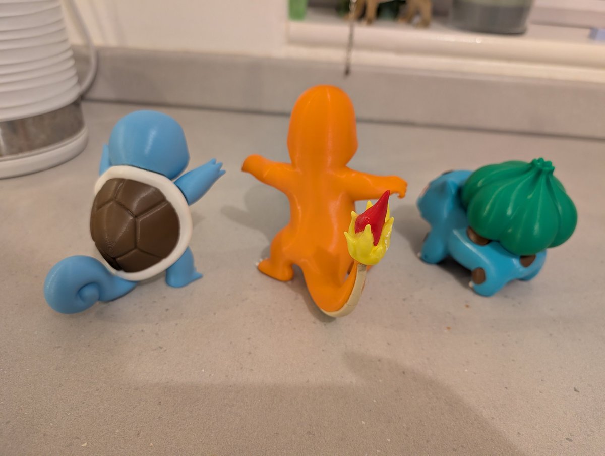 kippyb100's tweet photo. Guy who I work with 3d printed these for my lad, the detail and colours are insane, https://t.co/wkwwvBtqMm