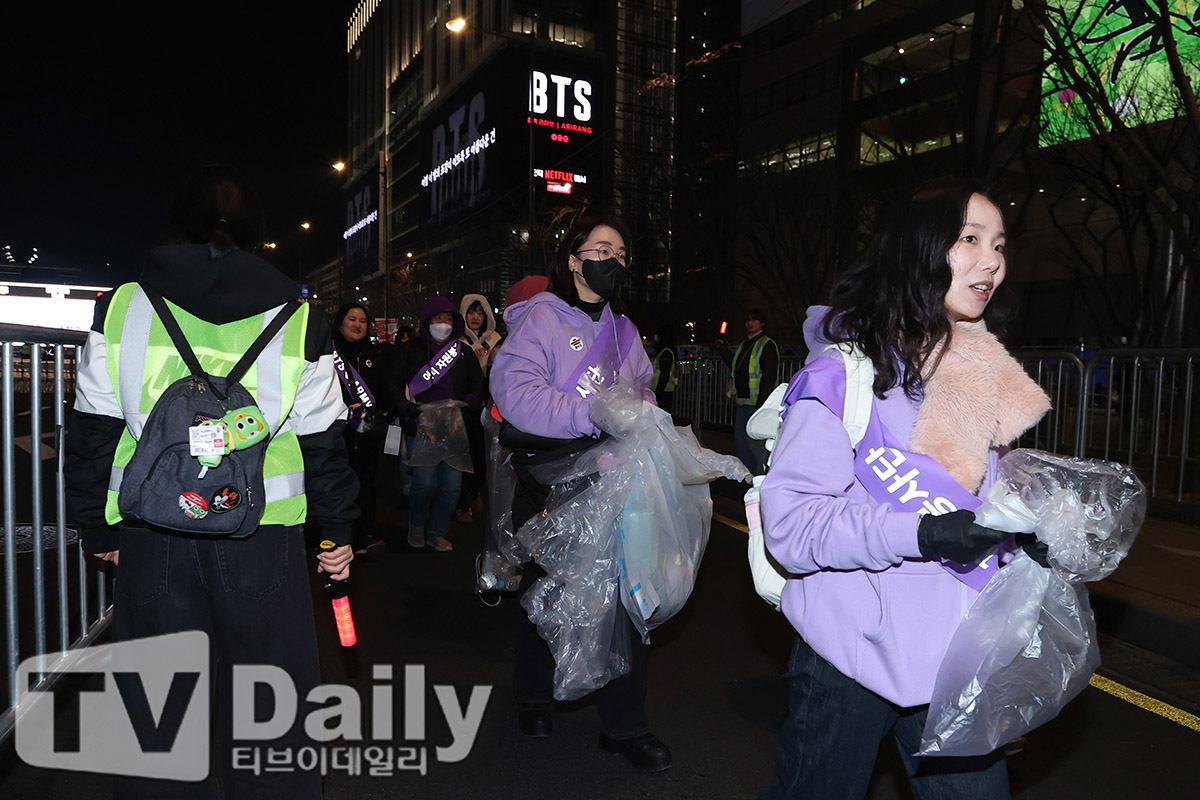 kiss_seven7's tweet photo. –Después de la presentación de BTS esta noche, ARMYs se ofrecieron como voluntarios para limpiar toda el área de basura y desechos. 💜

Esto tambien podemos imitar cuando los chicos vengan a nuestros paises, hay que dejarlos bien por medio de nuestras acciones. 😭 https://t.co/N19XHOoHV3