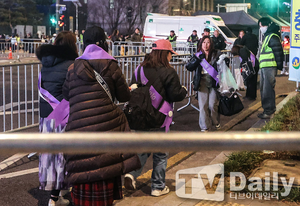 kiss_seven7's tweet photo. –Después de la presentación de BTS esta noche, ARMYs se ofrecieron como voluntarios para limpiar toda el área de basura y desechos. 💜

Esto tambien podemos imitar cuando los chicos vengan a nuestros paises, hay que dejarlos bien por medio de nuestras acciones. 😭 https://t.co/N19XHOoHV3