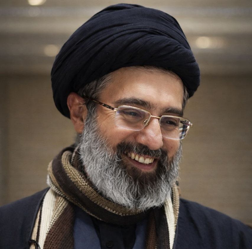 بخشی از پیام رهبر معظم: «امیدواریم خداوند متعال، بزودی با بشارت گشایش کلی در امر «ظهور عامّ» حضرت ولی‌الله الاعظم، قلب مبارک آنجناب را پر از سُرور فرمایند».
#ایران_پیروز
#لبیک_یا_خامنه_ای