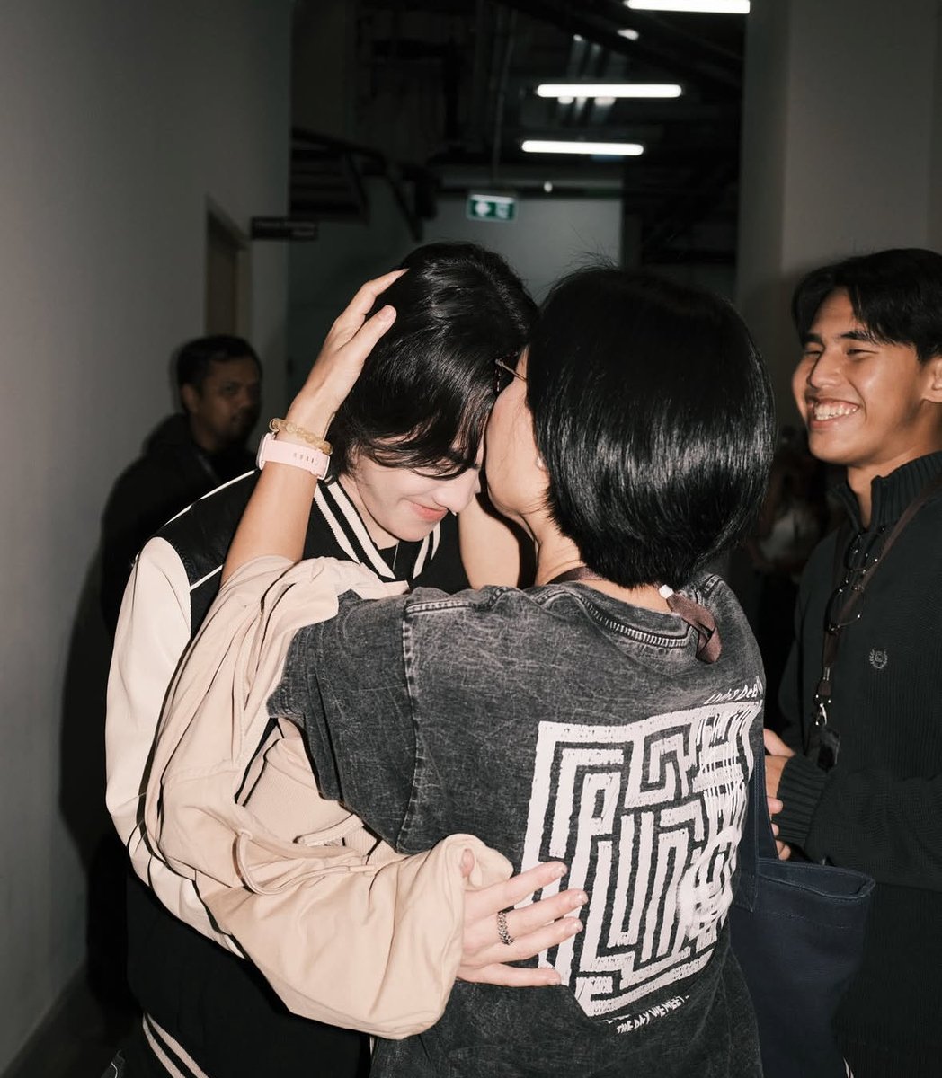 ยังตื้นตันใจแทนคุณแม่ไม่หาย 🥹  อยากขอบคุณคุณแม่ที่เลี้ยงลูกมาอย่างดีมากๆ ไม่แปลกใจที่น้องมีจิตเมตตา และประสบความสำเร็จขนาดนี้ ขนาดเรารู้จักพระมาแค่ไม่กี่ปี ยังรู้ว่าท่านเป็นคนยังไง อภิชาตบุตรของแท้ 🙏