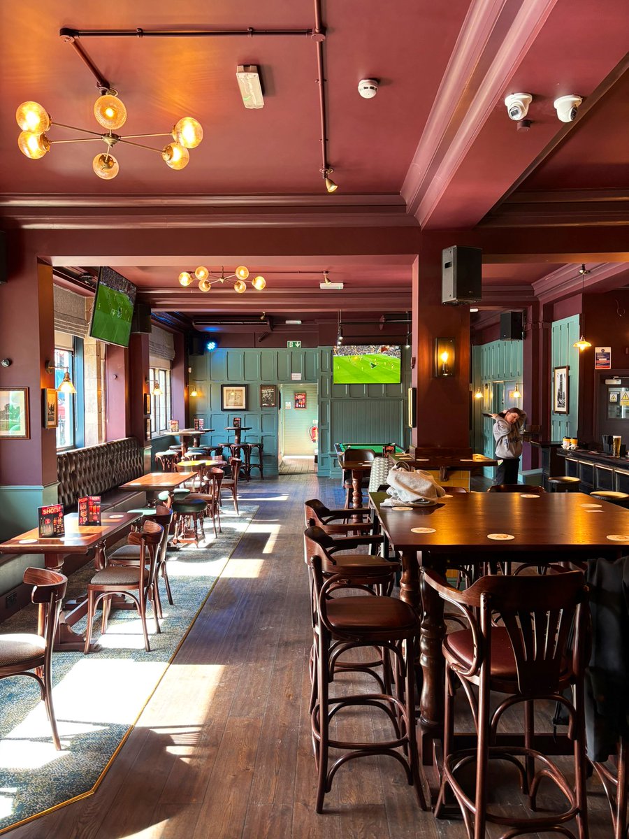 LondonPubMap's tweet image. My main reason for visiting Acton today was to visit The White Hart, an old Truman’s pub brought back from the dead. It’s now a wet-led community boozer, with pool, darts, footy on the telly, and pints of Amstel for just £3.60. #whitehart #acton